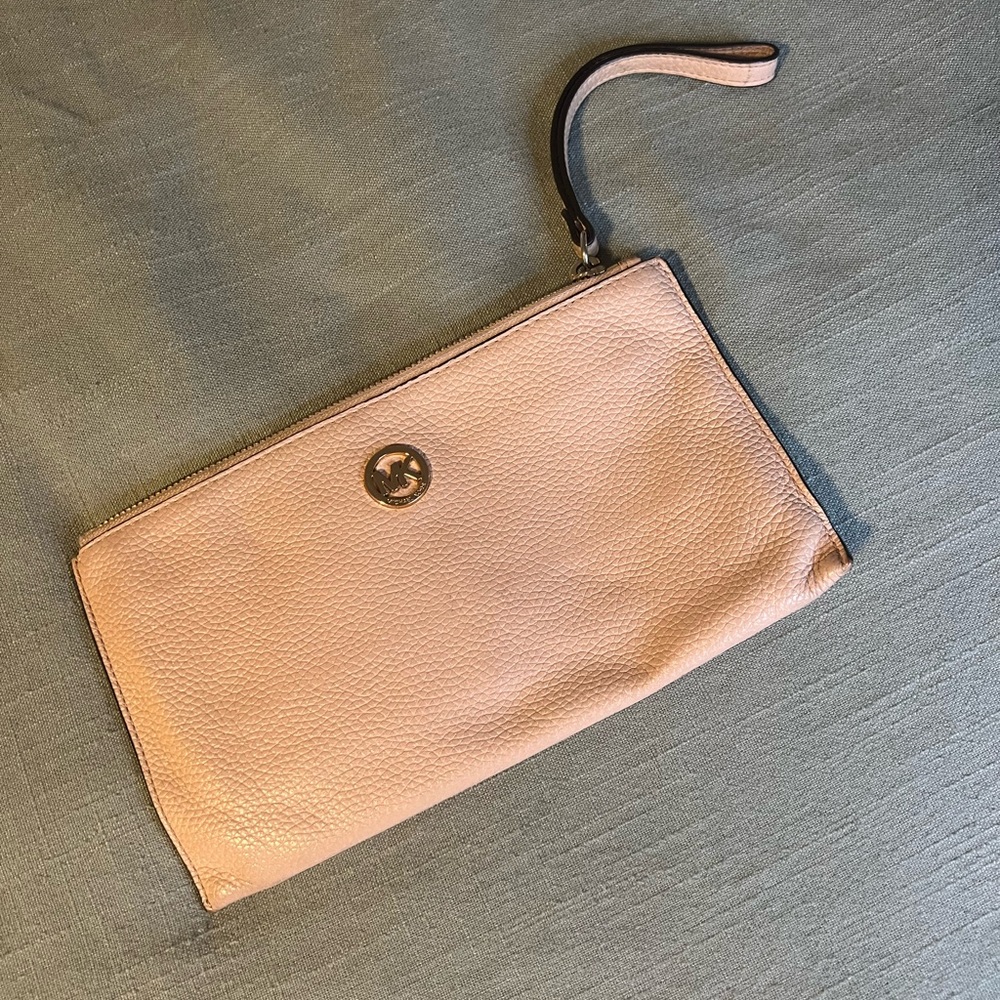 Used MK purse/clutch!